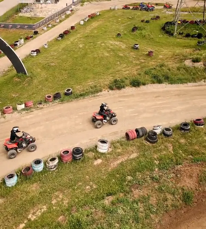 Drohnenblick auf die Kurven der Quad Arena