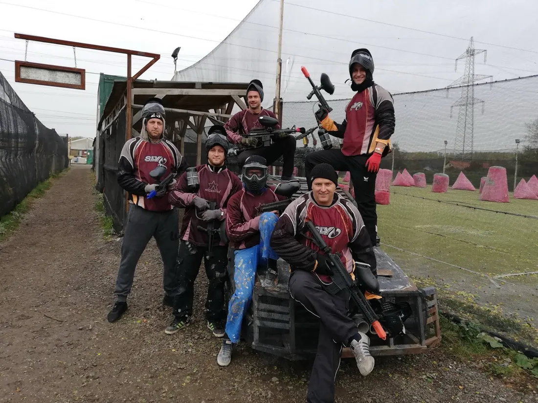 Sechs Spieler in Trikots posieren nach der Runde auf dem Spielfeld