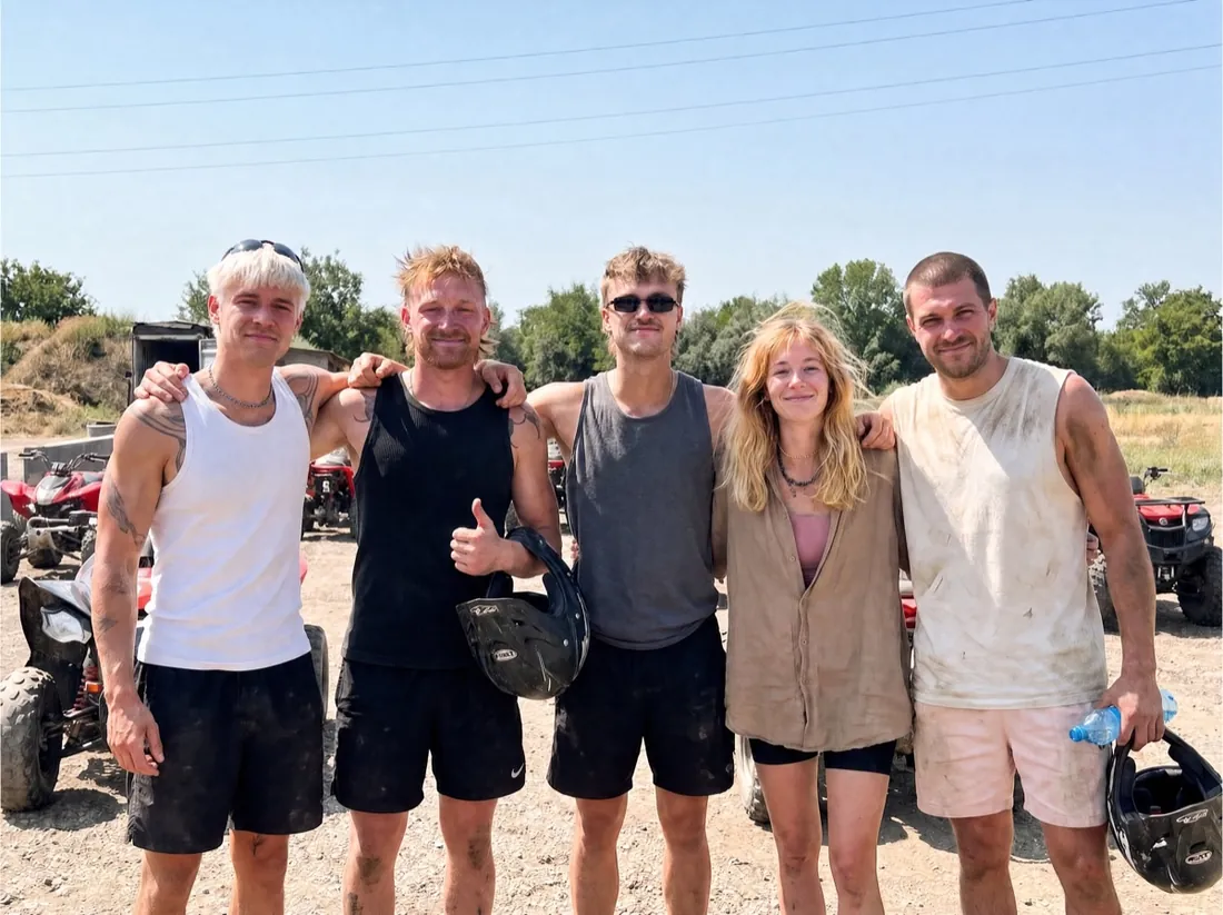Fuenf Gaeste stehen nach der Quadrunde staubig und zufrieden vor den geparkten Quads